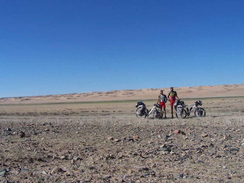 Gianluca e Lenny in sosta con le bici davanti alle grandi dune del deserto del Gobi