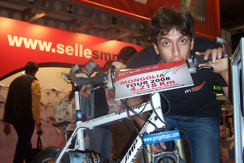 Gianluca al salone del ciclo con il cartello del percorso Mongolia Tour 2008